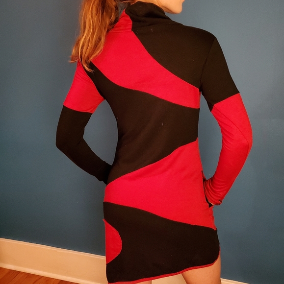 M Comfortable Statement Dress w Pockets - Picture 3 of 3